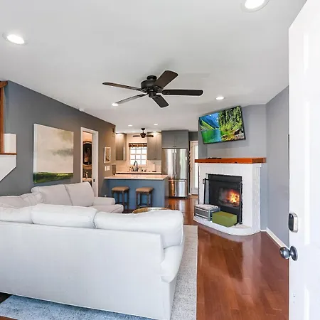 Dreamy Downtown Condo, Near Meeting St & Broad St